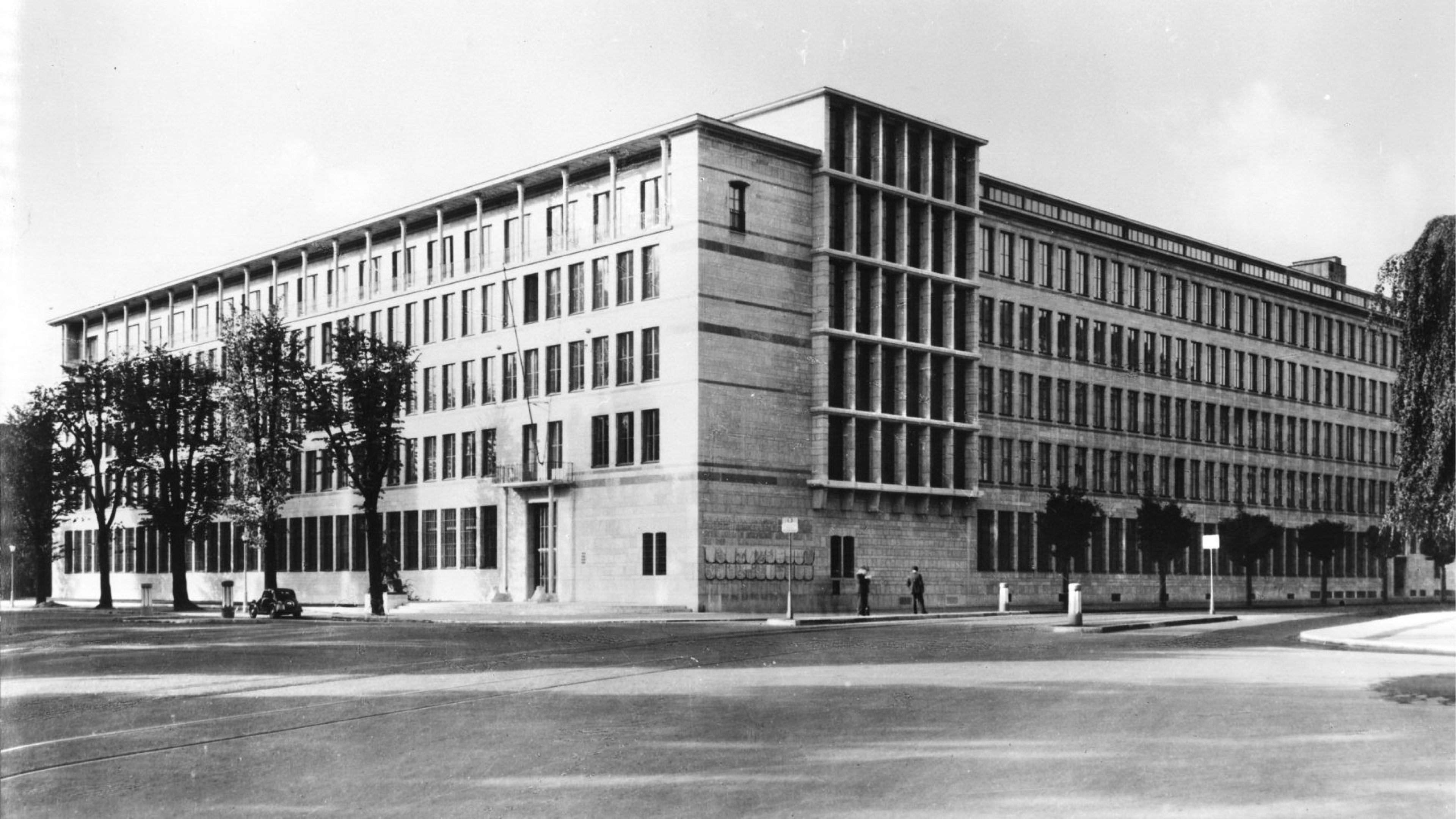 Hlavní budova Rentenanstalt byla otevřena v roce 1940. Datum pořízení není specifikováno, pravděpodobně kolem roku 1940. 